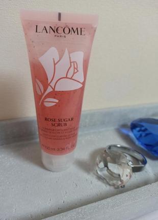 Нежный скраб для лица с гранулами сахара и розовой водой