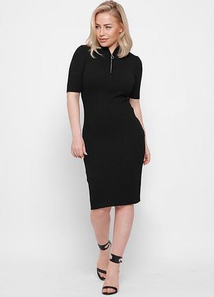 Модне плаття облягає фасону