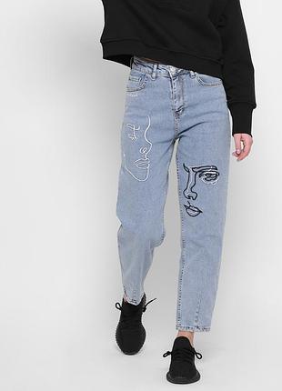 Стильные джинсы актуальный принт