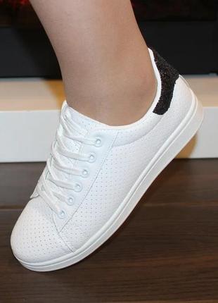 Женские белые кеды с черной пяткой