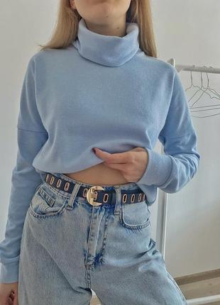 Блакитний светр з горлом