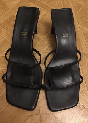 Босоніжки шкіряні