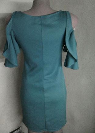 Платье с рюшами на рукавах с открытыми плечами 2