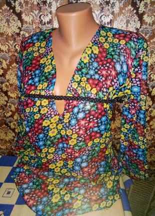 Кофточка яскрава з квітами