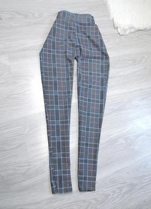 Стрейчевые серые брюки в голубую клеточку7 фото
