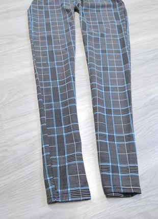 Стрейчевые серые брюки в голубую клеточку5 фото
