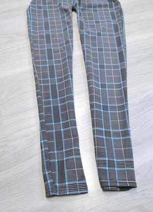 Стрейчевые серые брюки в голубую клеточку3 фото