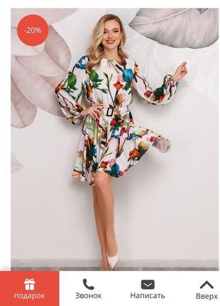Стильное платье с цветочным принтом