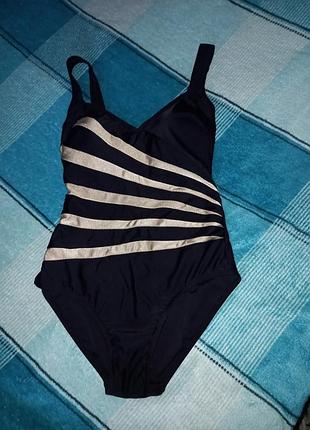 Чорний купальник суцільник