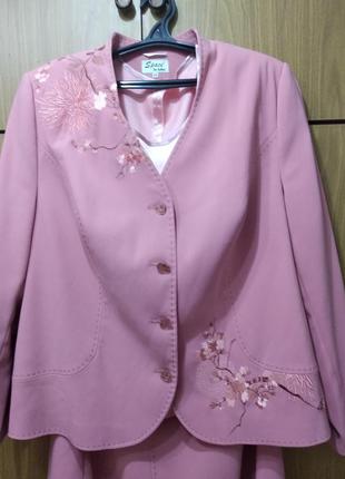 Ошатний костюм на ставну даму