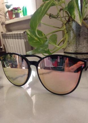 Модні рожеві дзеркальні сонцезахисні окуляри.