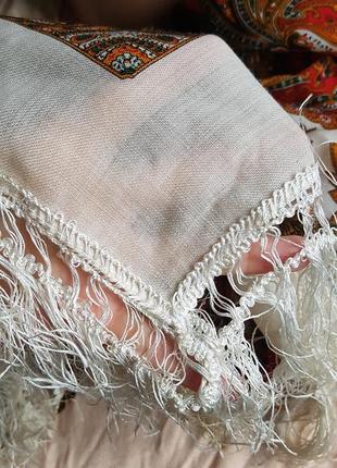 Красивый шерстяной платок в этно стиле с бахромой3 фото