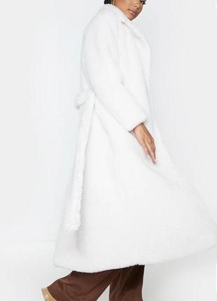 Шикарная белая молочная шуба пальто миди макси под пояс prettylittlething10 фото