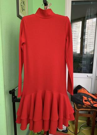 Шикарное красное платье с воланами внизу boohoo/трендовая модель5 фото