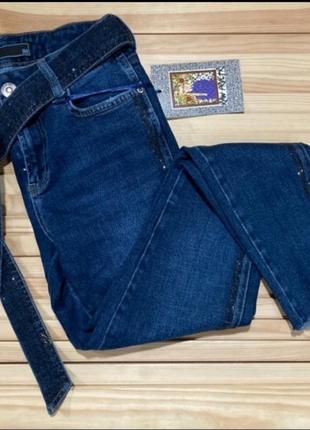 Шикарные джинсы, люкс качество,ремень и бока стразы сваровски.