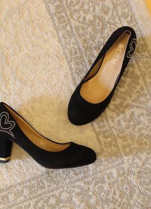 Черные туфли 37 размера на устойчивом каблуке1 фото
