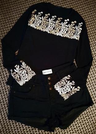 Базовый бесшовный лонгслив с ажурной вышивкой.