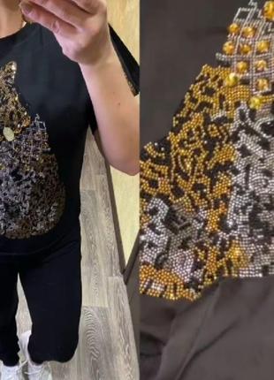 Дуже гарний костюм,шикарний принт з страз сваровскі, розмір л.
