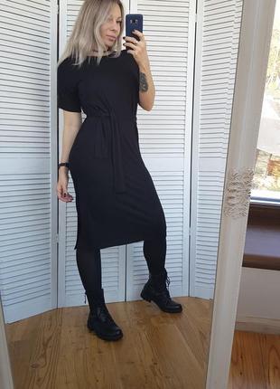 Черное платье миди с боковым разрезом с поясом1 фото