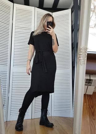 Черное платье миди с боковым разрезом с поясом8 фото