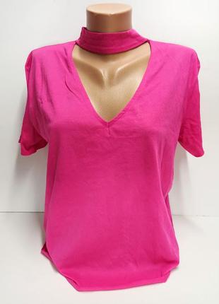 Рожева футболка з v-подібним вирізом і чокером na-kd