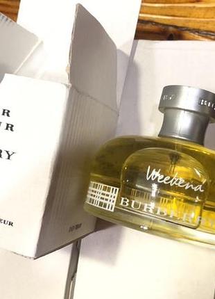 Квітковий і сонячний з нотками нектарина і мандарина. стійкий яскравий аромат