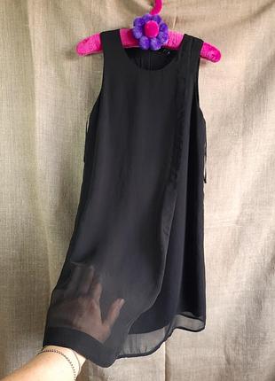 Маленьке чорне плаття