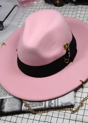 Шляпа женская федора calabria с металлическим декором и цепочкой розовая (пудра)9 фото