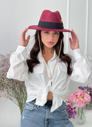 Шляпа женская федора calabria с металлическим декором и цепочкой бордовая (марсала)