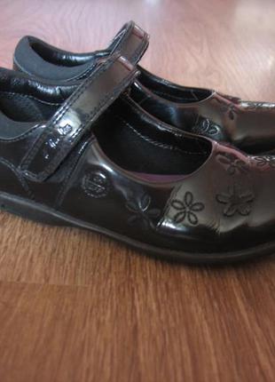 Туфли кожаные лаковые clarks с огоньками