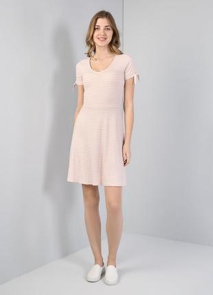 Розовое трикотажное платье с короткими рукавами и v-образным вырезом3 фото