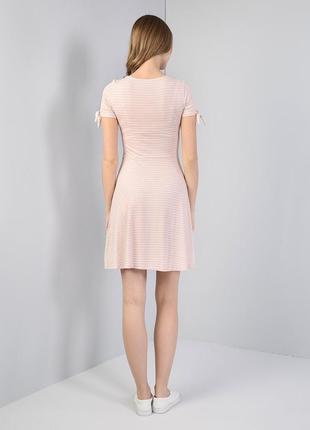 Розовое трикотажное платье с короткими рукавами и v-образным вырезом2 фото