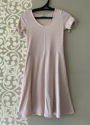Розовое трикотажное платье с короткими рукавами и v-образным вырезом4 фото