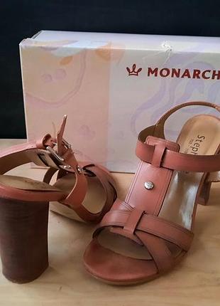 Шкіряні босоніжки монарх
