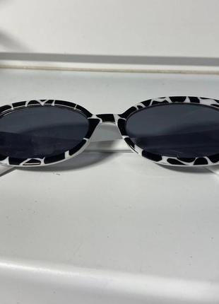 Сонцезахисні окуляри в овальній рамі, чорно-білі, ретро, вінтаж.4 фото