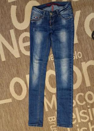 Классные зауженные джинсы. размер 25.