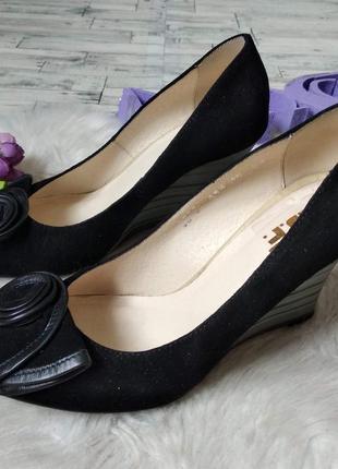 Жіночі туфлі vera gomma на танкетці натуральна замша чорного кольору 36 розмір5 фото