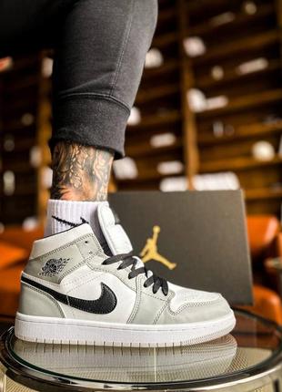 Чоловічі кросівки nike air jordan 1 high mid light 42-43-44-45