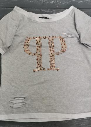 Класна футболка прикрашена камінням