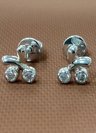 Женские серебряные серьги гвоздики вишенки с вставками фианитов3 фото