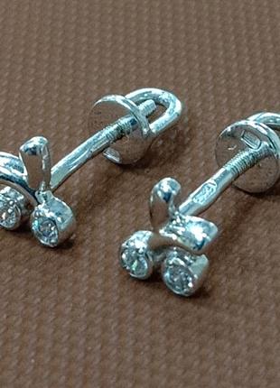 Женские серебряные серьги гвоздики вишенки с вставками фианитов