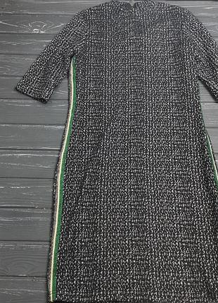 Классное черно-белое платье с лампасами по бокам