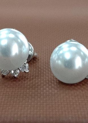 Срібні жіночі сережки - гвоздики з перлиною і вставками фіанітів3 фото