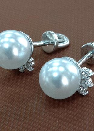 Срібні жіночі сережки - гвоздики з перлиною і вставками фіанітів1 фото