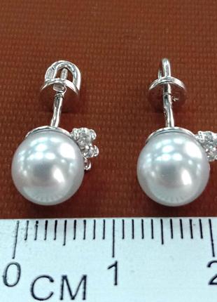 Срібні жіночі сережки - гвоздики з перлиною і вставками фіанітів2 фото