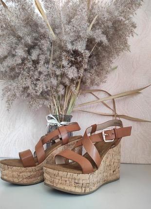 Коричневые босоножки на корковой танкетке