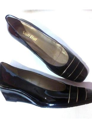 Стильные лаковые кожаные туфли на танкетке от бренда van dal, р.38 код t38032 фото