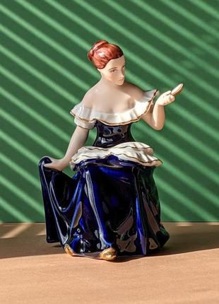 Фарфоровая статуэтка девушки фигурка женщины royal dux винтаж