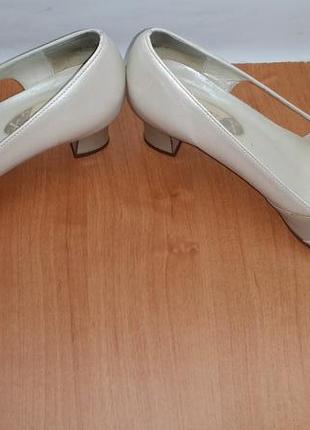 Шкіряні світлі літні туфлі середній каблук вінтаж k shoes lady x - оригінал!1 фото