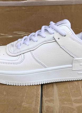 Білі жіночі кросівки в стилі nike air force